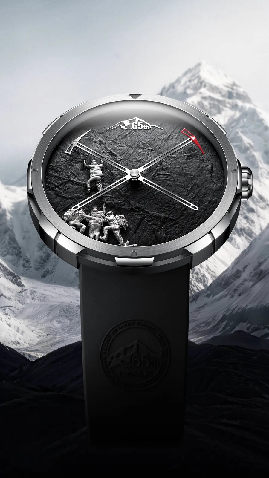 CIGA design Everest China 65th Anniversary de frente, com o pico nevado do Everest ao fundo