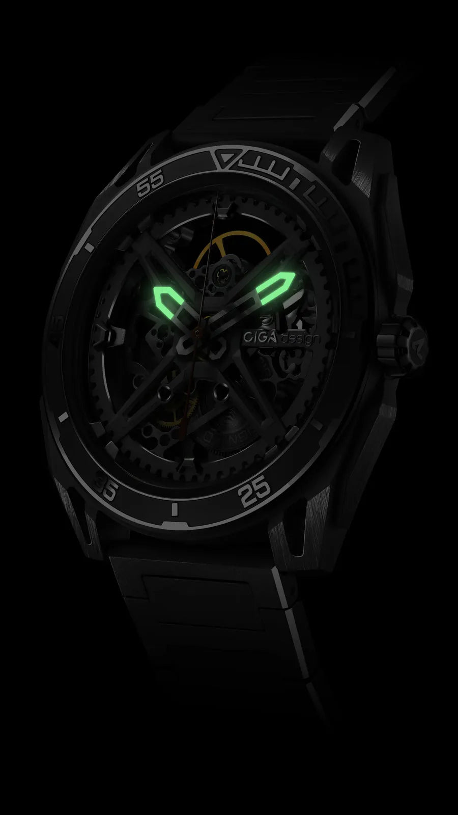 Falcon à noite, com luminescência verde