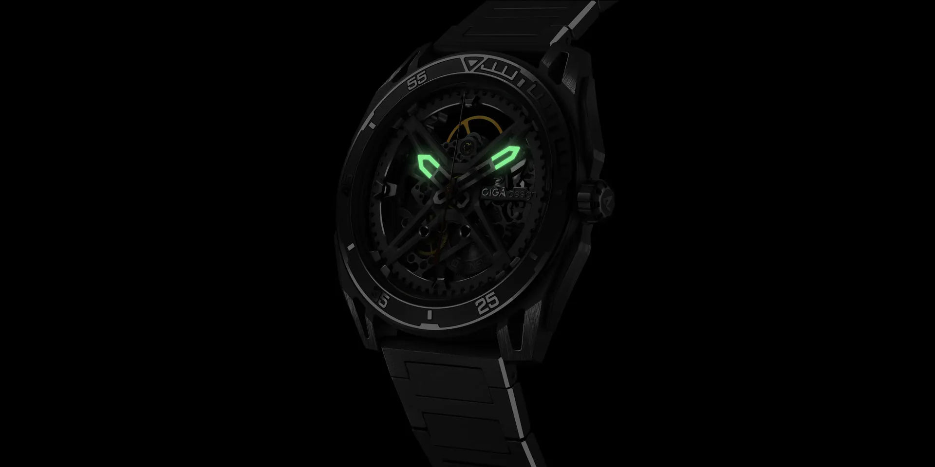 Falcon à noite, com luminescência verde
